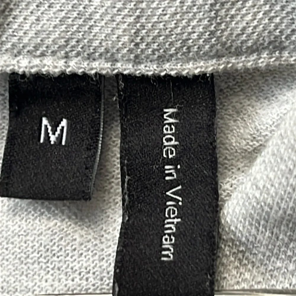 Theory Men’s Polo Shirt Sz M Short Sleeve Gray Preppy Retro Lightweight Casual - Picture 5 of 9